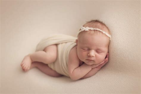 newborn photography tips  posing lighting props camera lenses