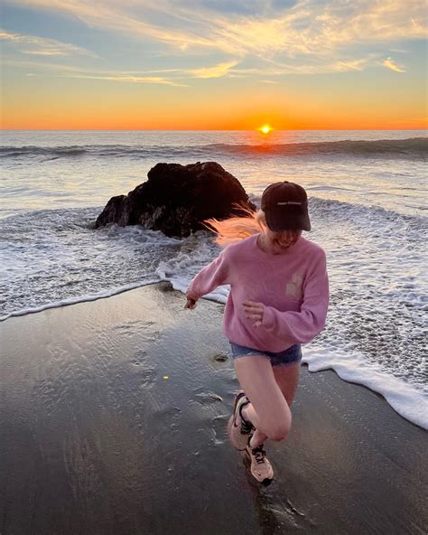 Carly on the beach : r/carlyraejepsen