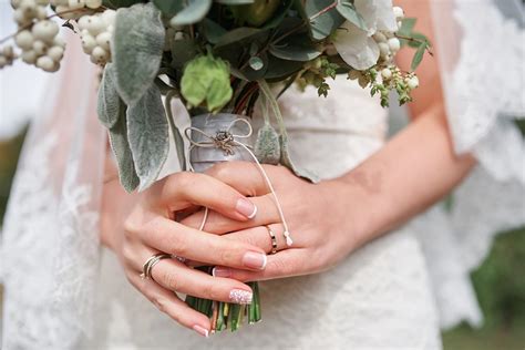Simple Elegant Bride Nails: Top Design Ideas - All Wedding Ideas