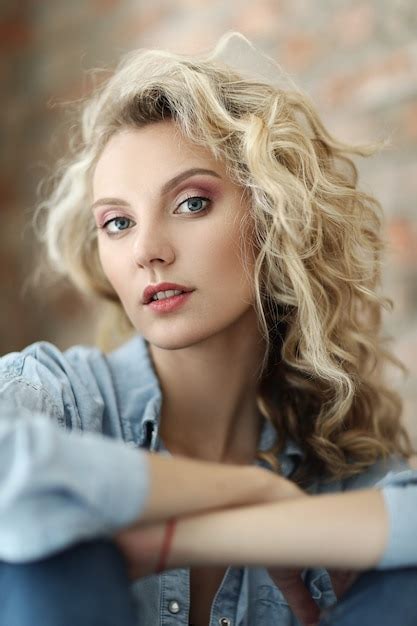Bella mujer con ojos azules | Foto Gratis