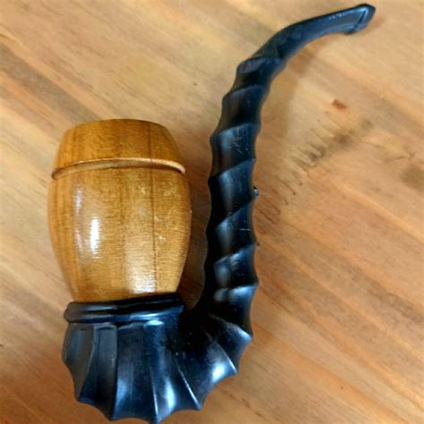 Cachimbo De Madeira - CACHIMBO DE MADEIRA COM CABO PRETO TRABALHADO – Casa Fé