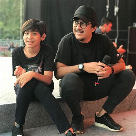 potret kedekatan andre taulany  putranya
