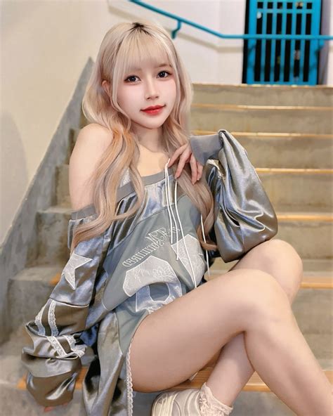 Mai舞_小喵喵不講舞德🐱 | 第一次穿球衣風的衣服意外的喜歡😻 這周末就是台灣見面日了 三個月不見好怕被台灣的大家忘記 會見到你嗎？🥺🖤