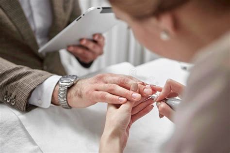 Manicura para el hombre foto de archivo. Imagen de persona - 83582822