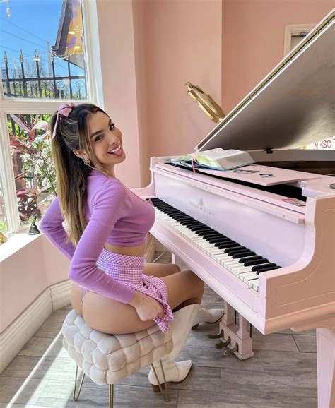 Lyna Perez on Twitter: "Hi 💜 https://t.co/yHAiDOOooQ" / Twitter