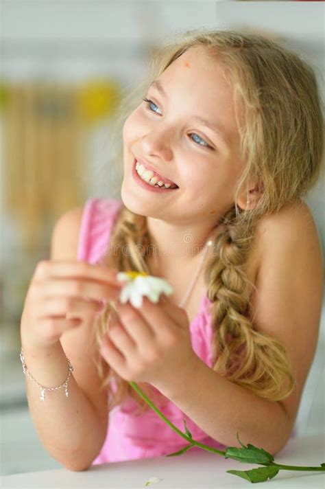 Schöne Kleine Mädchen An Der Klasse Stockfoto - Bild von wenig, lektion