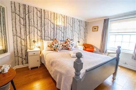 ROOMS — Old Borough Arms