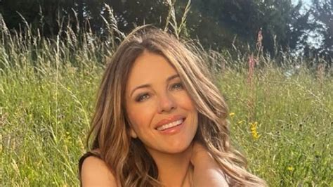 Elizabeth Hurley Nua - Elizabeth Hurley posa nua para celebrar os 60 anos; confira
