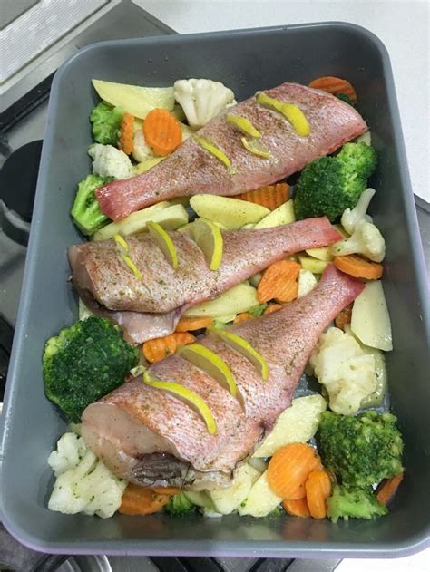 Морской окунь с овощами
