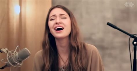 Lauren Daigle beautifully performs acoustic version of “How Great Thou ...