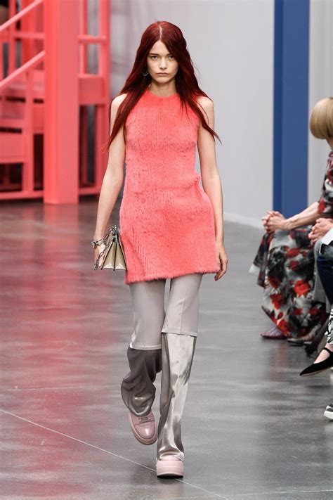 fendi alle sfilate  milano presenta la collezione primavera estate