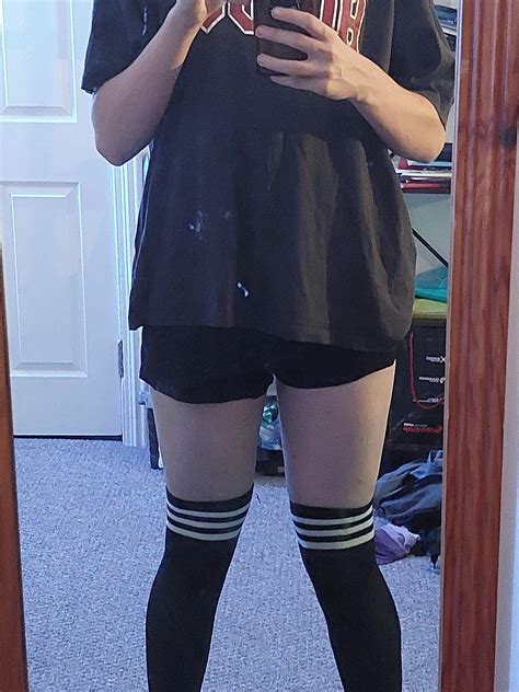 Short shorts :33 : r/femboy