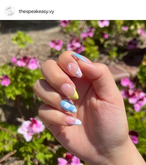 6 diseños de uñas almendradas que vas a querer llevar esta temporada ...