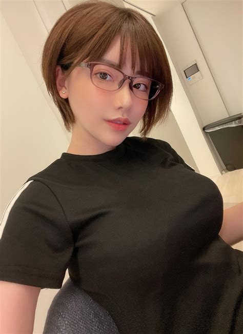 【画像】ボーイッシュ「肩こっちゃった…おっぱい支えて？（パシャ」 | でぃあんどる