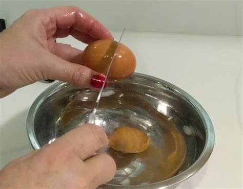How do you Crack your Eggs? - GirlsAskGuys