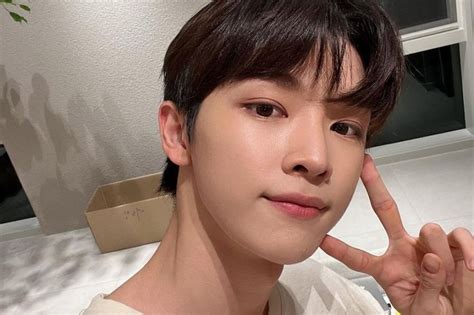 SINDO Hi-Lite - 4 Fakta Sungchan NCT yang Ultah ke-21, Dijuluki Bayi ...
