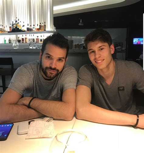 Porodično LEPI: Filip Živojinović objavio fotku sa bratom i mamom, niko ...