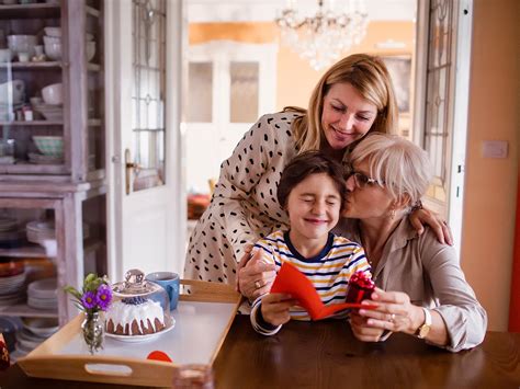 7 ways to prepare kids for visiting relatives and family friends