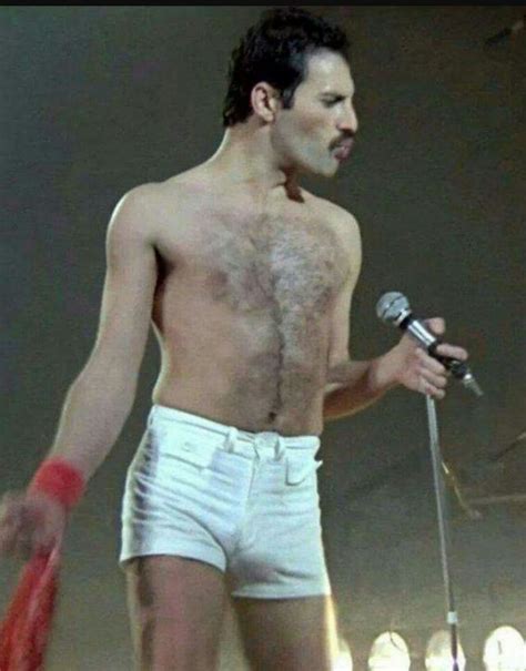 24 Fascinating Vintage Photographs of Freddie Mercury in His Short ...