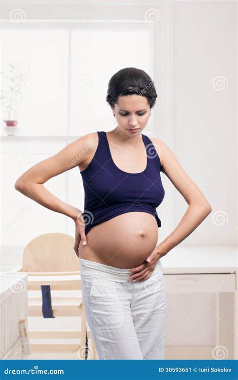É Normal Grávida Sentir Dor No Estômago - Mulher Gravida Com Dor De Estômago Imagem de Stock - Imagem de ...