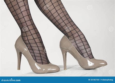 Ботинок высокой пятки и Striped колготки Стоковое Фото - изображение ...