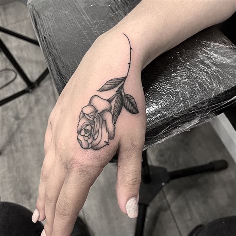 Tatuagem De Rosa Na Mao Feminina - Tatuagem rosa na mão: 40 ideias incríveis e cheias de significados