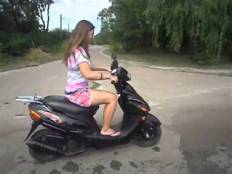 Девушка на скутере / стант - YouTube