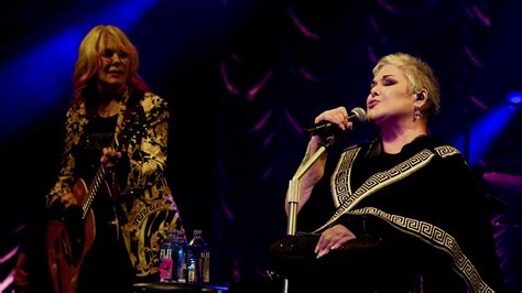 Ann Wilson gave raw, powerful performance from a wheelchair in Phoenix