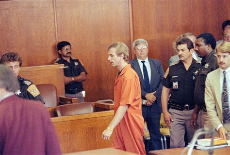 10 Facts About Jeffrey Dahmer's Crime Scene Photos You Won't Believe - 0ghnk0l