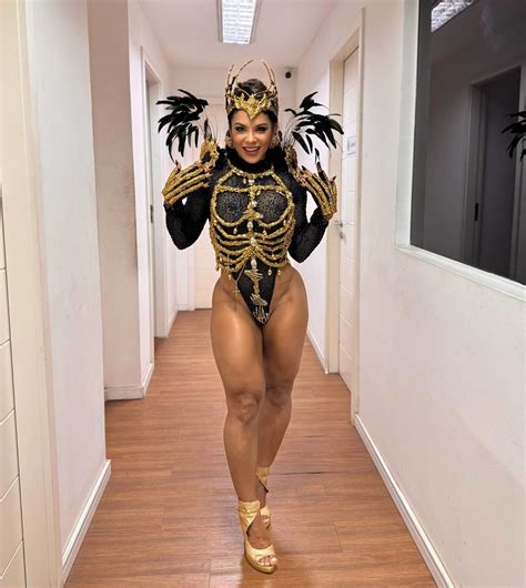 CarnaMais | @monique.rizzeto rouba a cena em mini desfile na Vila