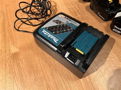Makita akumulatori 3.0ah 18 V + punjač DC18RC
