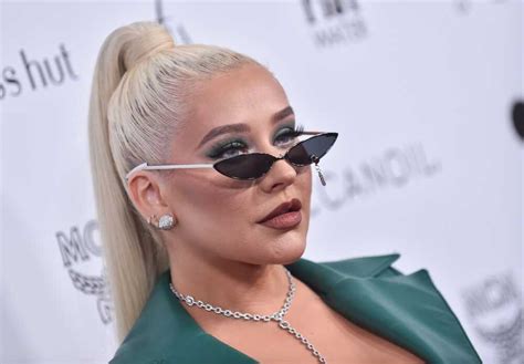 Christina Aguilera Looks TOTALLY Different – What Happened? | Five Nation