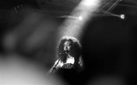 Mahalia (Singer-Songwriterin) – InkluPedia – das freie & freundliche Wiki