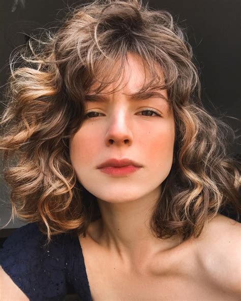 Cabelo Curto Ondulado Com Franja