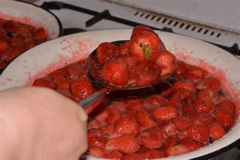Как сварить клубничное варенье: кулинарные хитрости