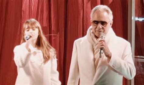Andrea Bocelli hát cùng con gái Virginia Bocelli, 10 tuổi, trên ban ...