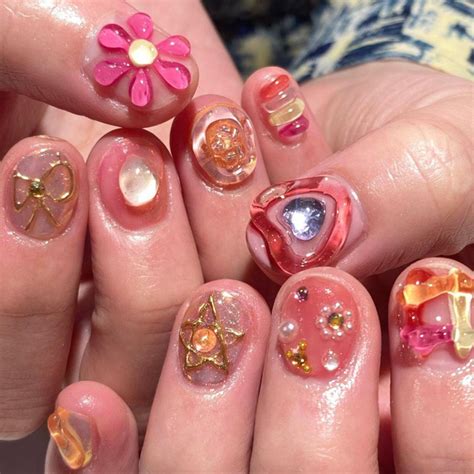10 красивых идей весеннего маникюра на короткие ногти 🌷 | theGirl