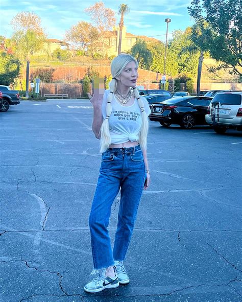 Tori Spelling gives the middle finger in first post of 2024 after
