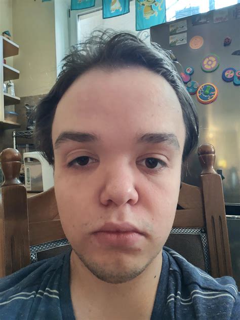 What glasses would suit my face shape? | Scrolller