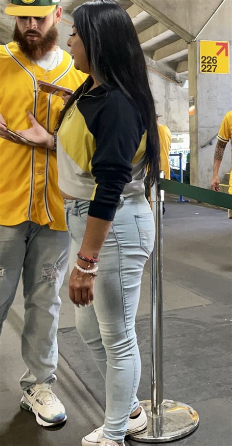 Latina thick booty🍑 - Tight Jeans - Forum
