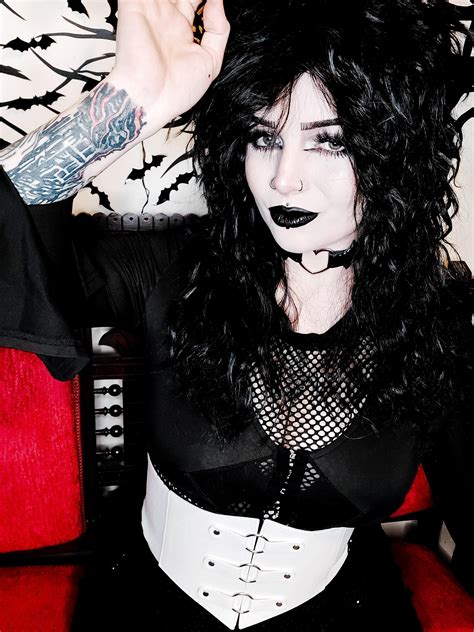 I can't wear this wig without listening to Sisters of Mercy 🦇🖤🦇 : r