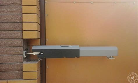 Установка автоматики на распашные ворота: монтаж механизма электропривода