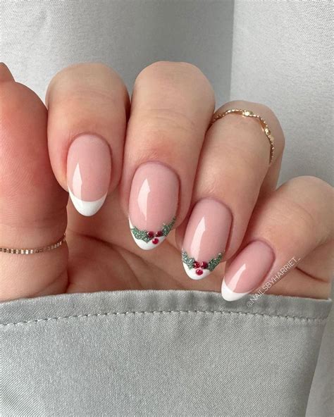 26 Simple Christmas Nails That Capture the Spirit of the Season