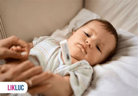 Bebê De 1 Mês Tossindo E Espirrando