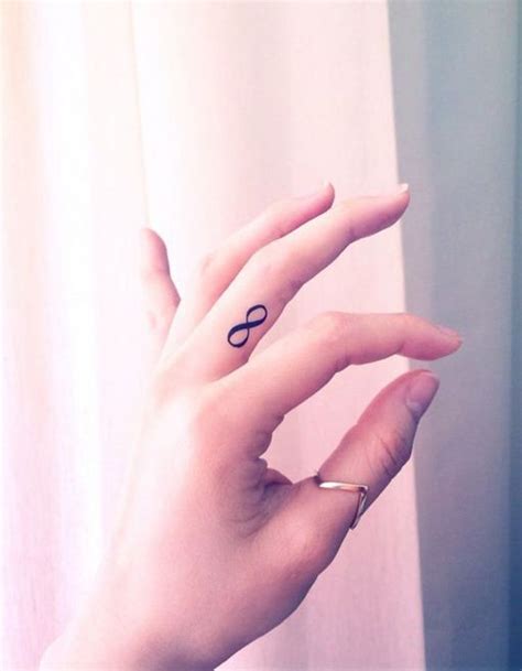 34 tatuajes en los dedos con significado para hombres y mujeres