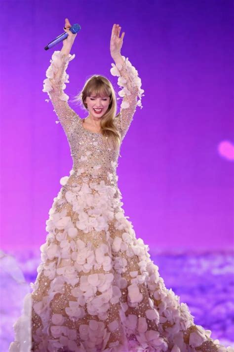 taylor swift debuts sparkling  wardrobe pieces  rutherford  jersey