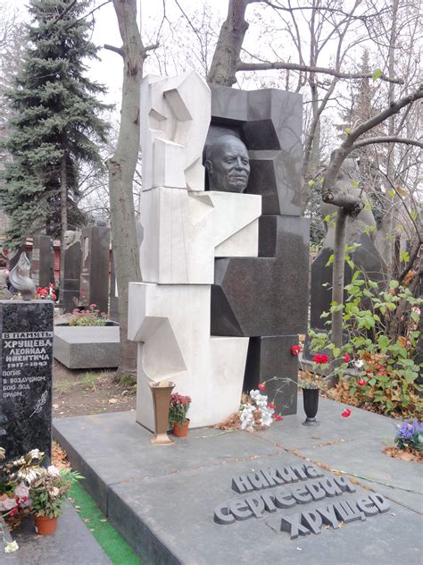 Grafsteen van Sovjetleider Nikita Chroesjtsjov (1894-1971) op het ...