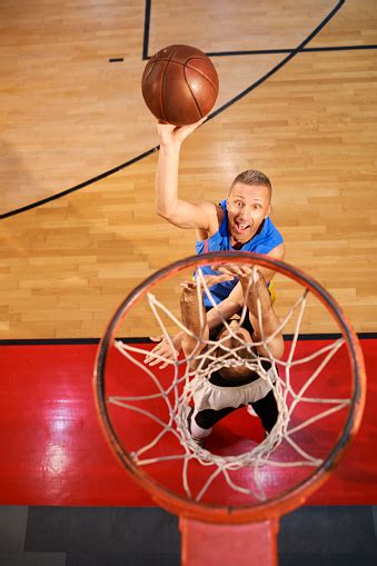 dua teman bermain basket pemain basket membuat slam dunk man dunking