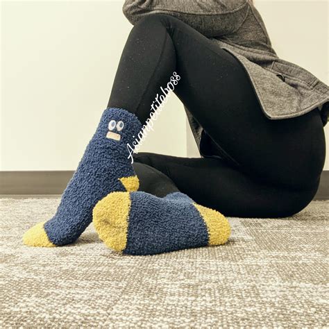 Fuzzy socks over leggings 😘 : r/socksoverleggings
