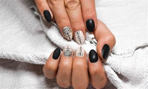 Unghie finte: come applicarle facilmente in poche mosse!